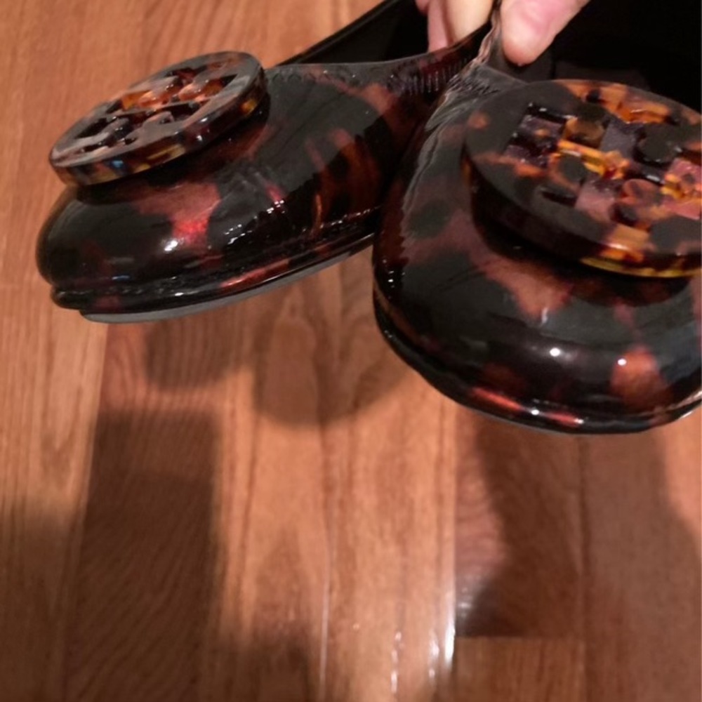 Tory Burch Tortoise Print Leather Ballet Flats - Picture 2 of 6